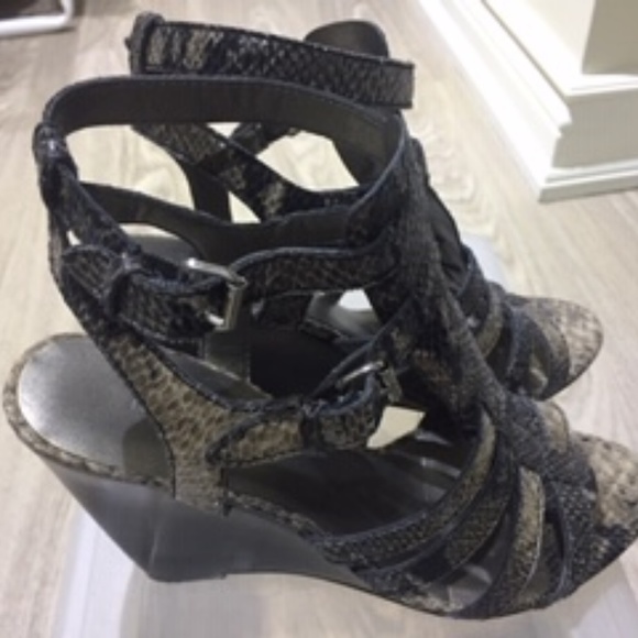 Strappy snake skin printed sandals - Picture 2 of 4